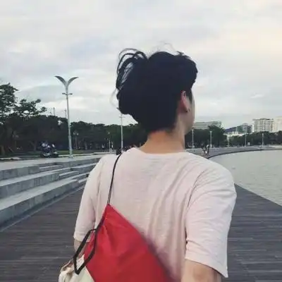 帅气背包男生头像侧身背影背包头像
