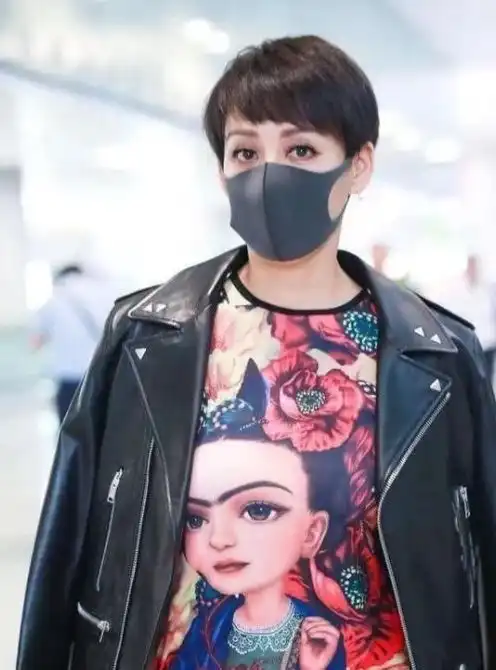宁静彻底变男人皮衣配红t造型霸气,大胆穿搭看傻机场小伙伴