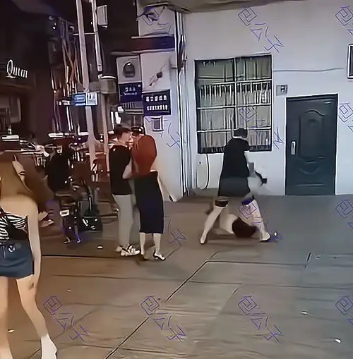 广东一女子下班做兼职,男友心中不忿,当街出手,场面一度失控