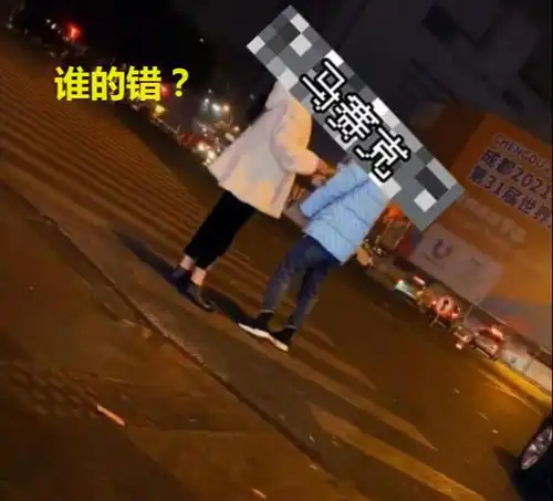 男子当街被女子连扇两巴掌,低头认错被其抬脚踹脸叫你不听话
