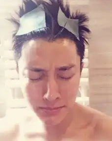 贾乃亮晒搞笑自拍照凌乱的头发要上天
