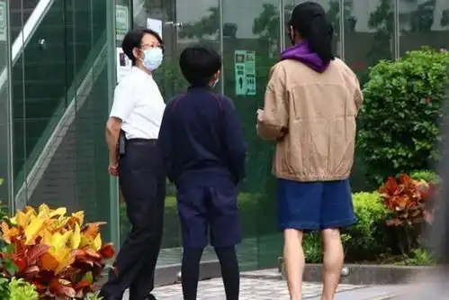 张柏芝接儿子被港媒偷拍12岁lucas放学霸气护母,初现男子气概