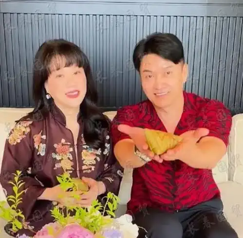 66岁男星闪婚闪离俩女星,三婚娶小15岁富婆,结婚20年恩爱如初