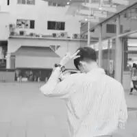 男生高冷帅气的黑白背影头像
