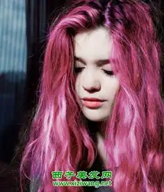 美女葡萄紫头发图片,个性又时尚
