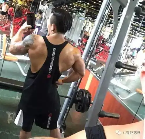 健身三年,前后对比照就是一种励志,满身肌肉也绝不止步
