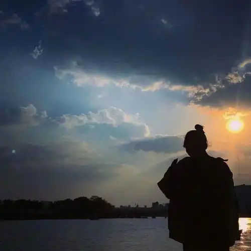 晚安心语心情句子不想今天结束,不想明天开始
