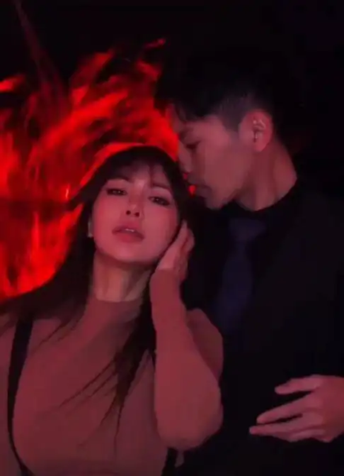 李小璐40岁闺蜜李桃带娃嫁人,小15岁男友身份成谜,女儿已6岁