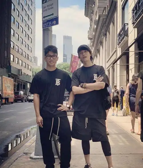 43岁的陈坤吃了防腐剂吧,同框23岁的小鲜肉,颜值反而更胜一筹