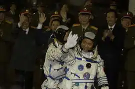 独家图片费俊龙聂海胜在神六出征仪式上