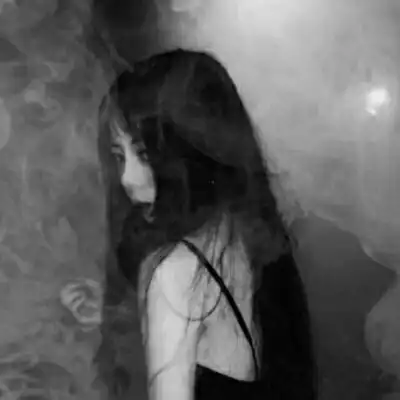 女生头像黑白伤感侧脸孤独真人忧伤头像
