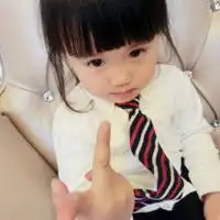 qq头像头,一个小男孩子穿着深蓝的短袖在吸手指头的情侣头像的另一张图