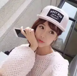 求女生头像背景白长发带白帽子长白色上衣
