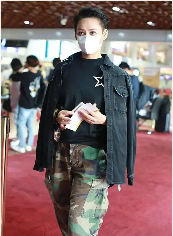 宁静帅起来就没男人什么事了迷彩短裤搭牛仔外套,特有范