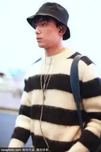 吴磊条纹毛衣现身阳光帅气