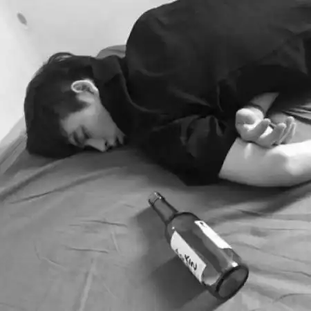 伤感黑白男生头像,曾经全身是伤
