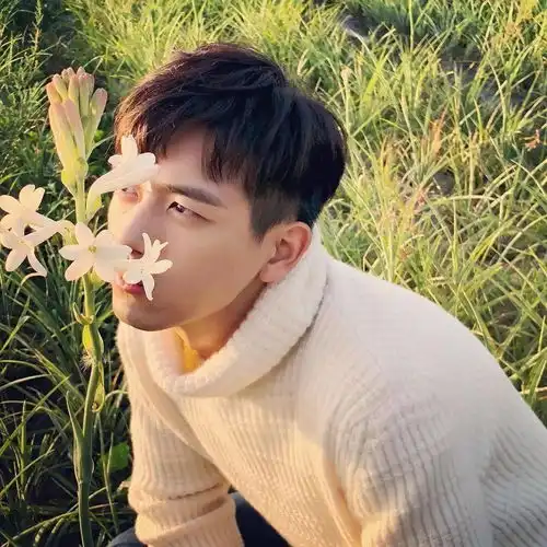 翻遍李现微博,在10000张照片中,我总结出一套男生拍照指南
