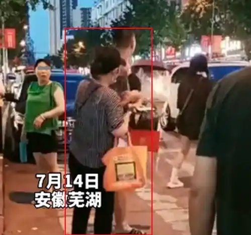 大妈街头公然发小卡片,被男子抓住后怒吼我又没杀人放火