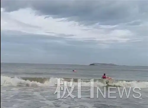 一家三口海边游玩被卷走,福建平潭一男子两度冲进海浪救人