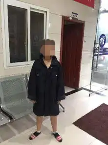熊孩子遇上急躁妈孩子被扒得只剩内裤丢在了公交上