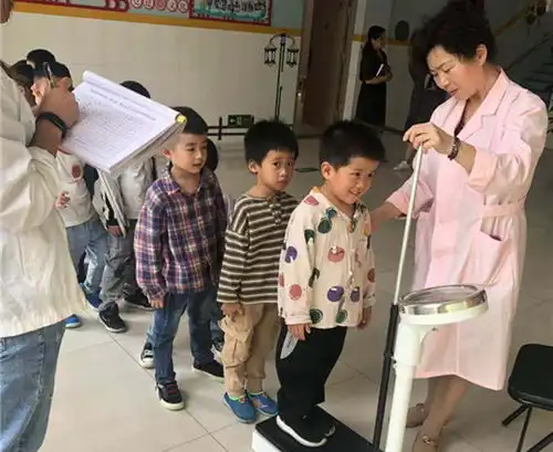 父母的教育决定孩子的未来,袖珍宝宝如此经历,和她父母密不可分