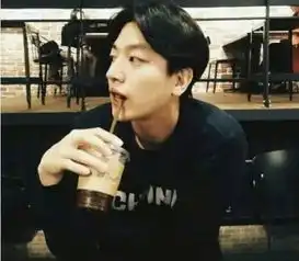 没看过这个视频,你永远不知道戴眼镜的男生留起发型来有多帅
