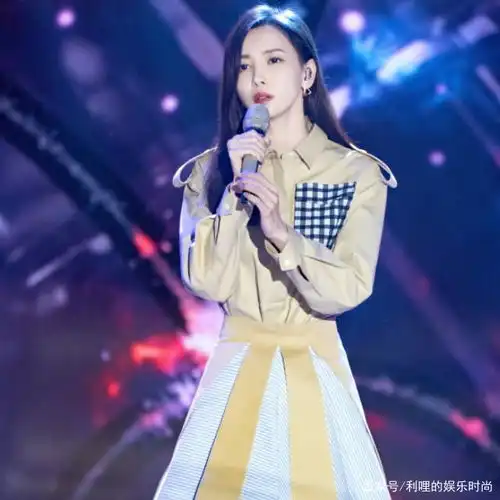 男生们已在失控边缘于文文大招裙子杀,简直全场焦点所在