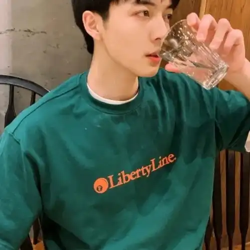 高质量男生头像新的故事会在夏日的汽水碰杯中开始
