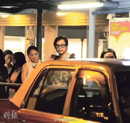 李心洁现身挽彭顺手臂微笑面对镜头