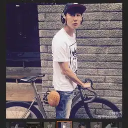 林俊杰晒骑单车照戴帽子耳机造型帅酷
