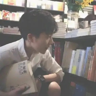 干净男头星空迷上了山野,有雾有灯也有归人.
