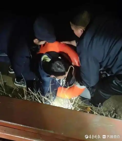 10的冬夜,一男孩突然跳进冰冷湖水中眼看着已淹过胸口