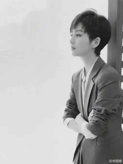 霸道女总裁上线佟丽娅帅气短发配西装攻气十足