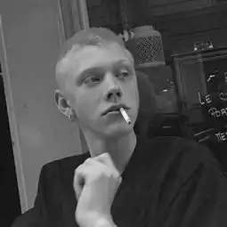 酷爱自拍的男生自恋微博头像大全
