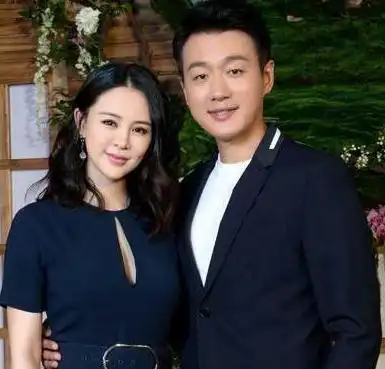 他成名后娶自己老师为妻,8年生3娃,如今40岁被宠成小公主