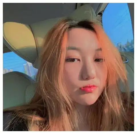 李嫣坐轿车中悠闲自拍一头橘发妆容精致