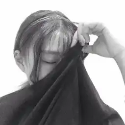 男生和一个女生两个人都穿黑色衣服用衣服蒙着脸的情侣头像
