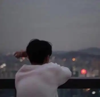 叔叔让弟弟去小房间写作业,然后从背后抱住了我