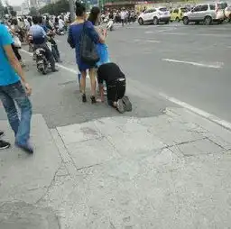 女子当街牵狗链遛男友,得知原因后,路人怒了