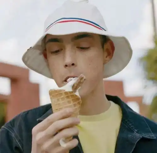 男生头像你是我最爱的一杯酒喝完我就走