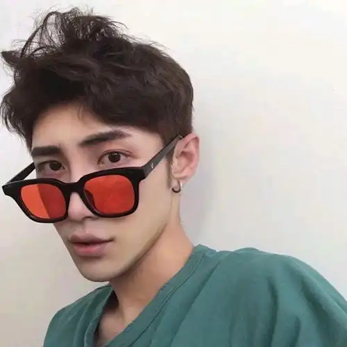 红眼镜可爱男孩儿
