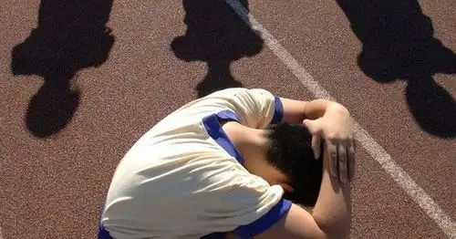 回顾广东初二男生遭五人暴殴,其父铁棍打施暴者,117秒棍砸45次