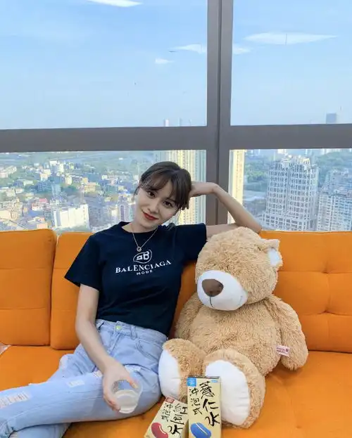 叶一茜携儿子现身机场,小亮仔t恤墨镜气场足,太像翻版老爸田亮