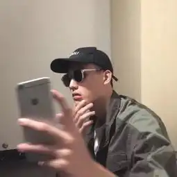 头像所谓进退两难,抬头有抬头纹,低头有双下巴