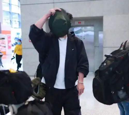 他因胖登上热搜榜第一,曾经是主持界帅哥代表,如今胖到用帽子遮脸怕被拍
