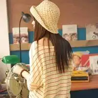 qq头像女生背影带帽长发在绿草原你的名字伴我生老病死
