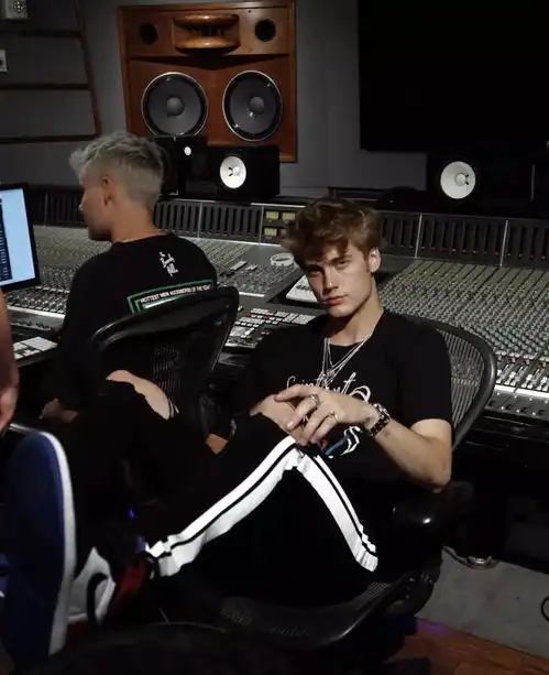 年轻貌美还聪明98年网红男模neelsvisser,凭美颜圈粉三百万