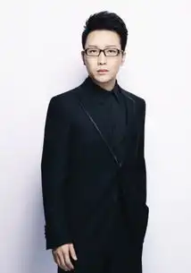 李玉刚惊艳巴黎时装周,老外这不是个女的吗网友那是男的