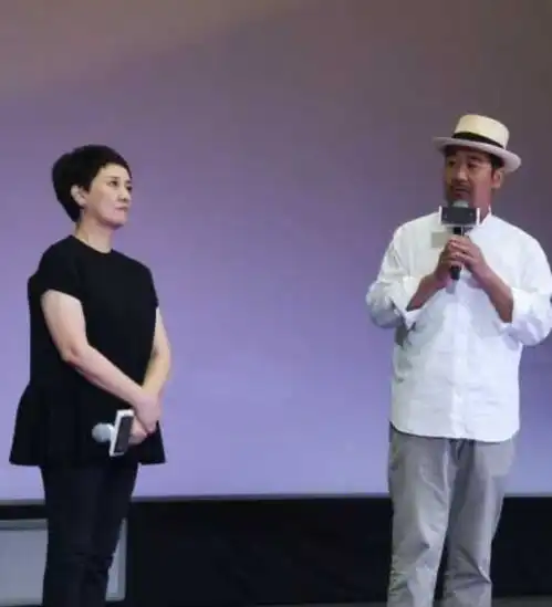 邓婕年过六旬不肯服老,穿娃娃装配西装裤,别说,还真挺显嫩
