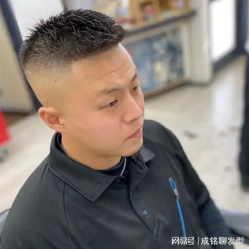 中年大叔白发多发量稀少,别再剃光头了,这10款发型帅气又显年轻